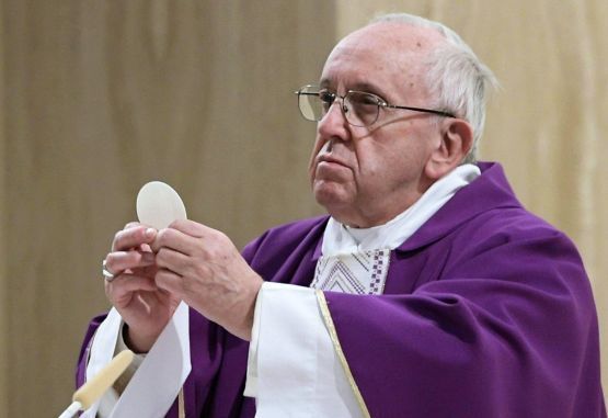 Jorge Mario Bergoglio, nació en Argentina el 17 de diciembre de 1936.