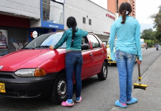 Niñas trabajando