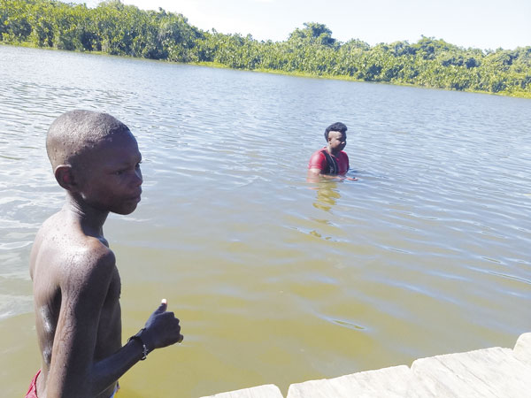 Ninos disfrutan en el rio Atrato