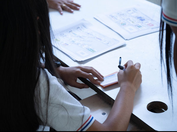 Voto estudiantil niños votando