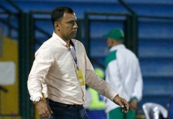 Hárold Rivera dirigiendo un partido del Bucaramanga.