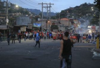 Enfrentamientos en Honduras entre la Policía y los manifestantes afectos al candidato Nasralla.