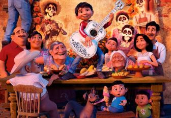 El afiche de Coco, película de Pixar que aborda con respeto la tradición del Día de los muertos.