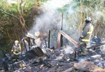 Incendio en Villatina destruyó cuatro viviendas de madera este miércoles.
