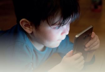 Niño con pantalla de celular