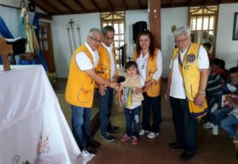 Donación a niños en la Parroquia