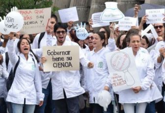 plantón por la ciencia en Medellín