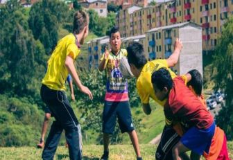 Niños jugando rugby