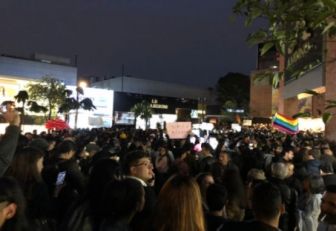 Besatón en el centro comercial Andino